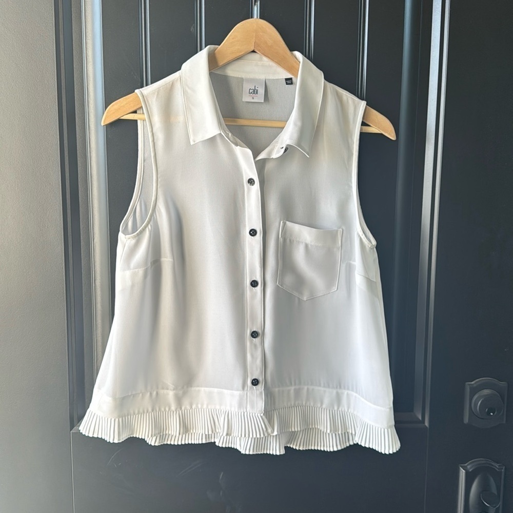 CAbi Style #3439 Pleated Hem Sleeveless Blouse Top Size small White Button Up